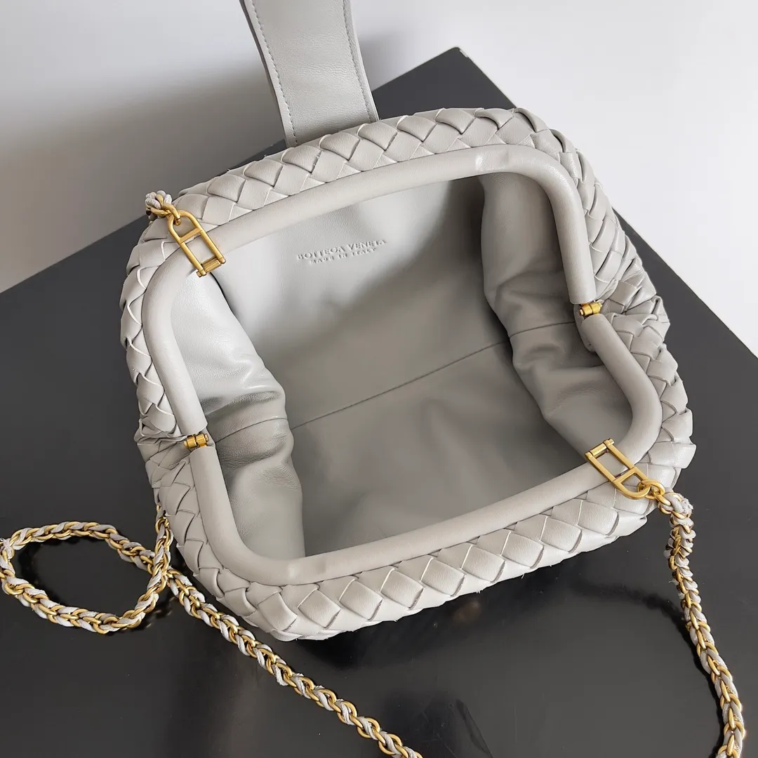 Batch 1880 BOTTEGA VENETA LAUREN 1980 small clutch bag is new! The small size that many people squat on is finally here. The self-adjustable zipper is a highlight of this bag. After being removed, it can be used as a handbag for important occasions. One bag unlocks two carrying methods at the same time. It is practical and has a unique sense of structure and beautiful lines. It is more elegant than a small cloud. It is a tribute to the classics and the pursuit of modernity. Style number: 804038 Size: 27*15*8cm